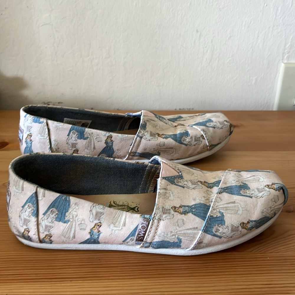 Sleeping Beauty Disney x TOMS alpagartas in pale pink and blue 7.5 - Picture 2 of 6